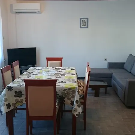 Luka Apartment *